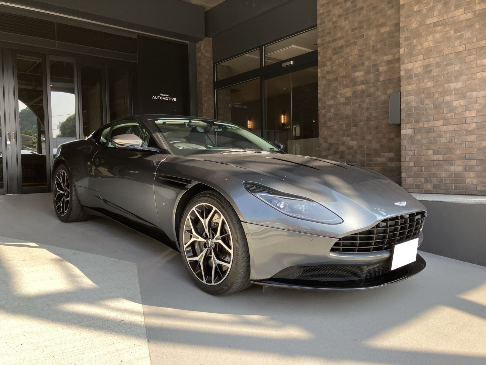 ASTON MARTIN DB11AMR エンジンオイル/タイヤ交換 | アストン 