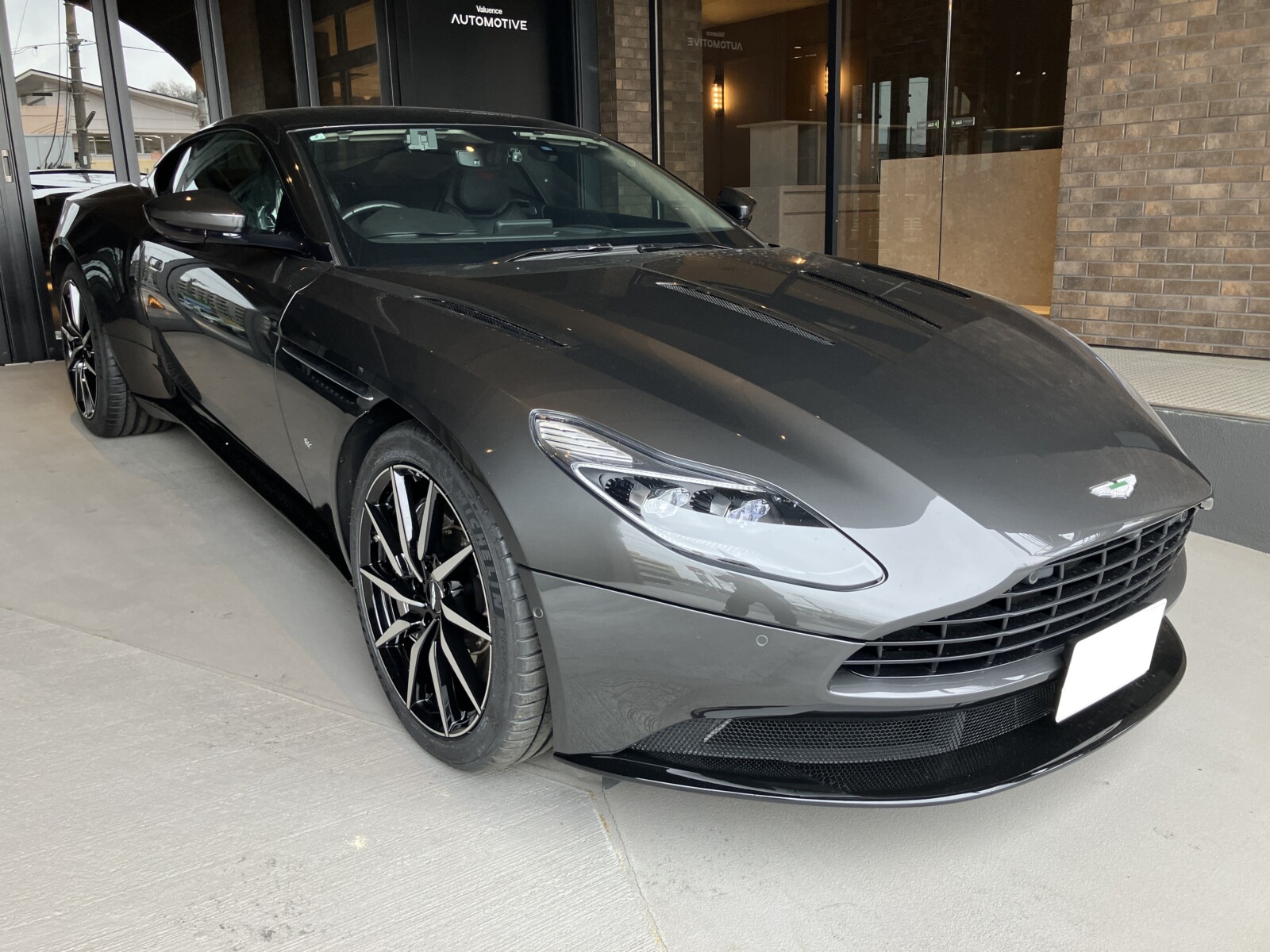 Aston Martin DB11 12ヵ月点検とテールレンズ交換 | アストン