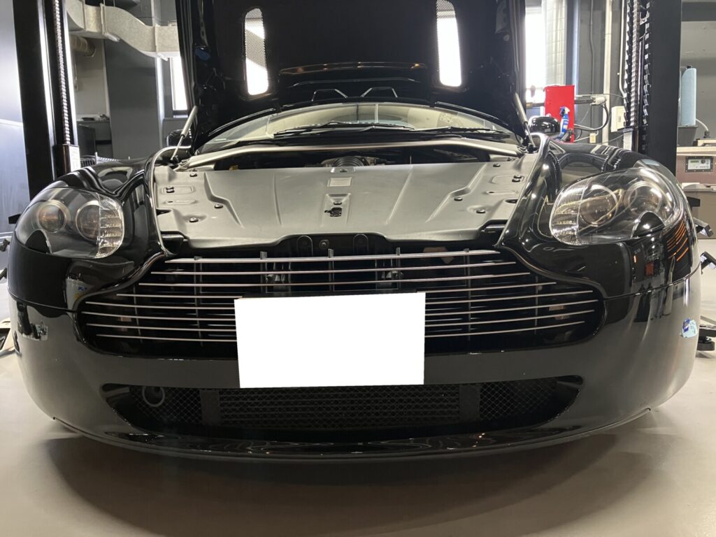 Aston Martin V8 Vantage エンジンオイル交換